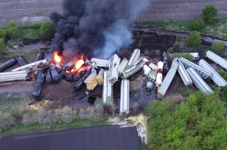USA. Wykolejenie pociągu towarowego, wagony z chemikaliami stanęły w ogniu