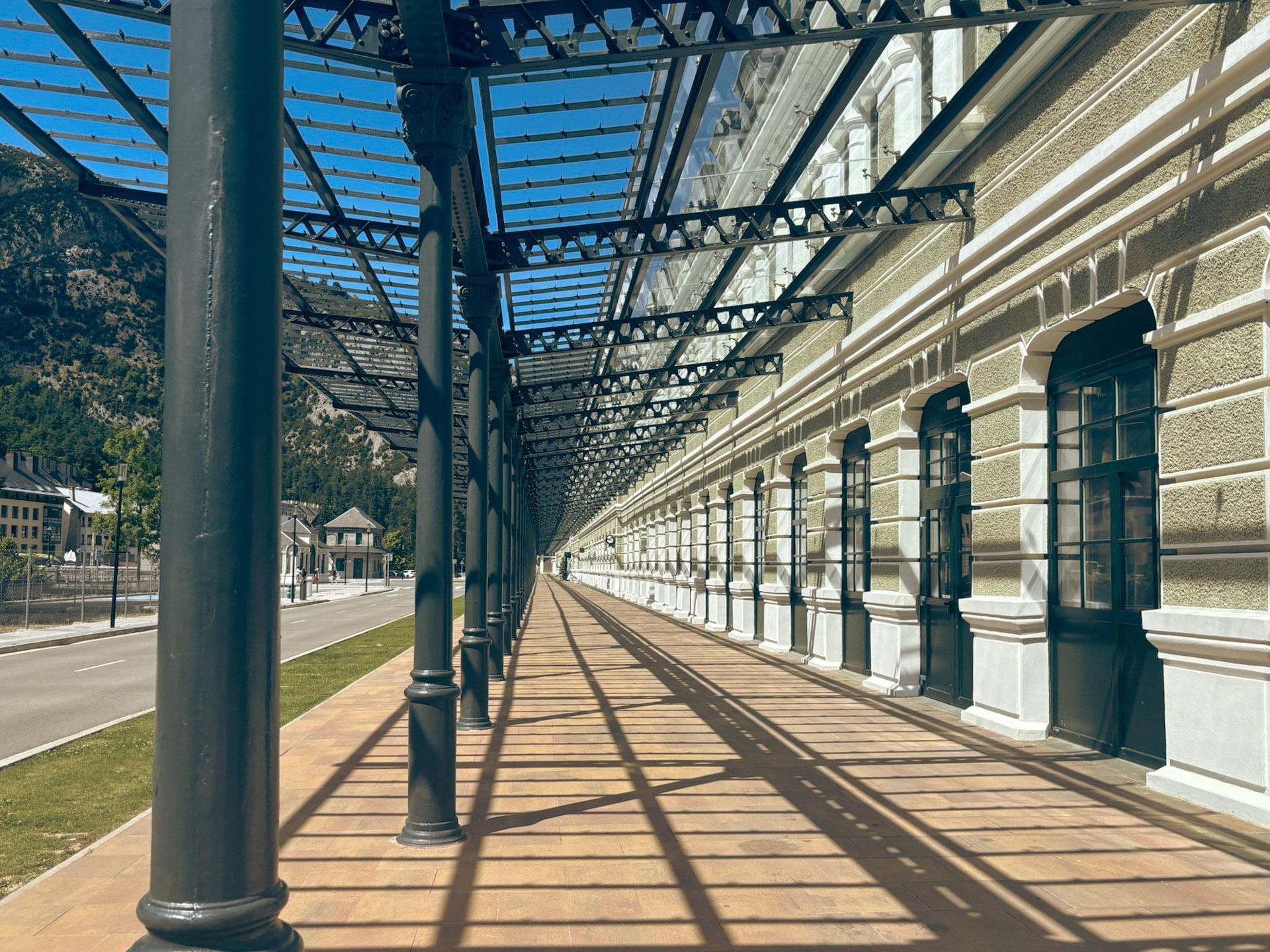  Canfranc Estación, Hiszpania. Dawny dworzec kolejowy zamienił się w luksusowy hotel