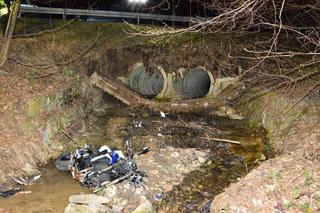Tragiczny wypadek w Króliku Polskim. Motocyklista uderzył w przepust i wpadł do rzeki [ZDJĘCIA]