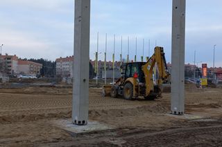 Wyrastają słupy pod nową część Galerii Leszno. Kiedy otwarcie Parku Leszno 2 i jakie sklepy w środku?