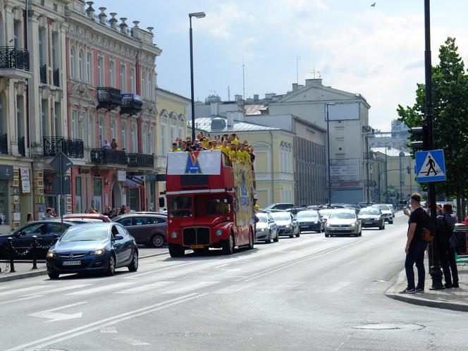 Motor Lublin po 32 latach znowu zagra w piłkarskiej ekstraklasie! Wielka feta na ulicach miasta. "Awans jest nasz, Motor United!"