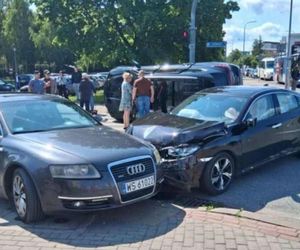 Kolizja na Sokołowskiej w Siedlcach. Jedno auto przewróciło się na bok