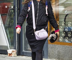 Jachira maluje się w tramwaju