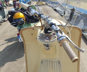 Osy kręciły kółka na stadionie żużlowym w Lesznie. Ogólnopolski zlot skuterów Osa Osieczna-Leszno 