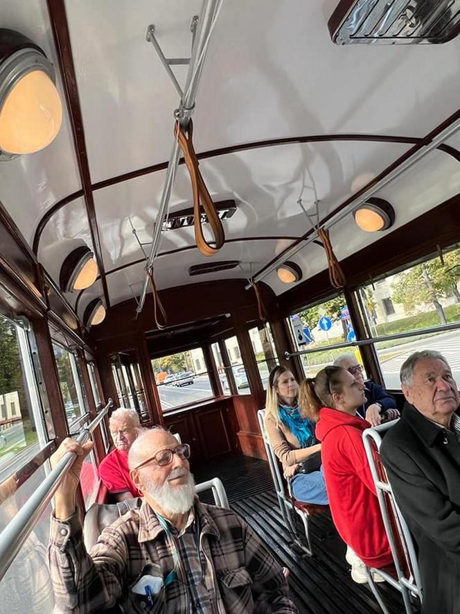 Niezwykły tramwaj z powstańcami. Wycieczka po Warszawie jak przed wojną