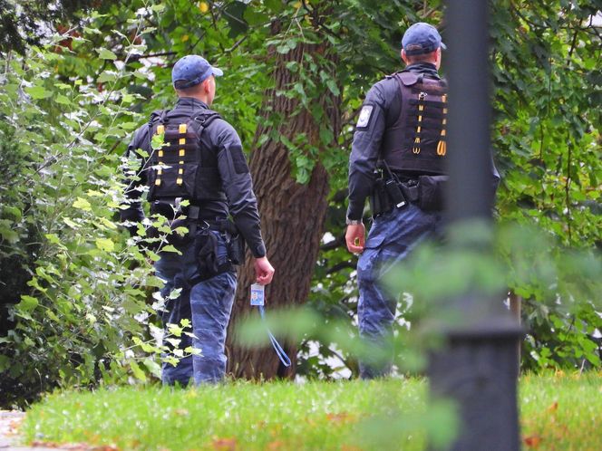 Pilna akcja służb przy Senacie. Na trawniku leżał „bezzałogowy statek powietrzny”