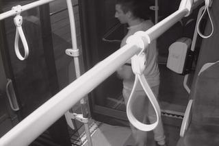 Brutalny atak nożownika w centrum Warszawy. Policja szuka sprawcy, udostępniła drastyczne nagranie