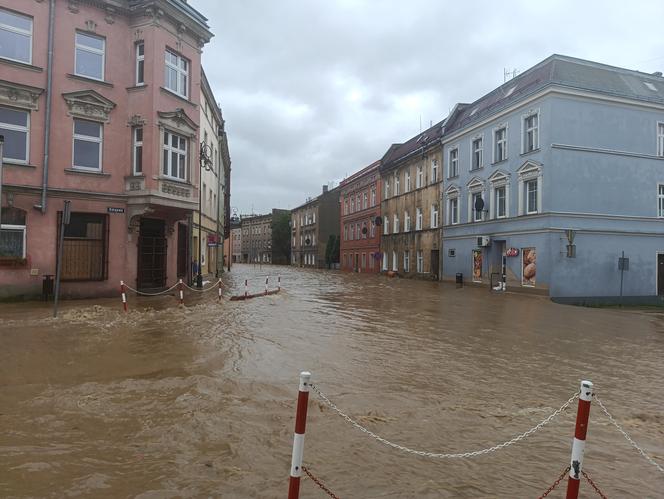 Zagrożenie powodziowe. Głuchołazy. Woda przelała się przez wały. Zalewa miasto