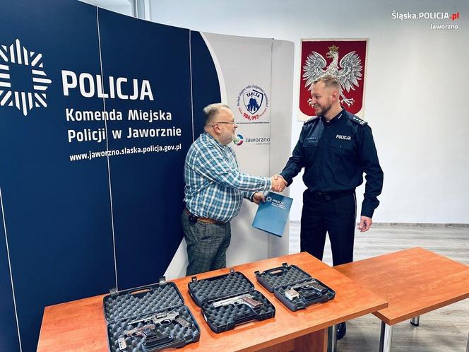 Broń znaleziona przez policjantów.