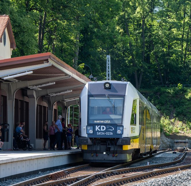 Pociągiem prosto pod Śnieżkę! Karpacz po 25 latach wrócił na kolejową mapę Polski. Zobacz zdjęcia