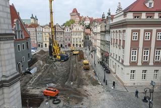 Wielka dziura zamiast Starego Rynku. Jak idą prace na płycie?