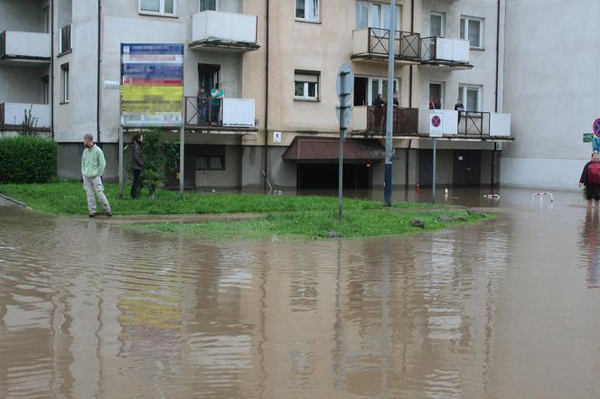 Wielka woda wdzierała się do domów. 14 lat temu Kraków i Małopolska walczyły z powodzią