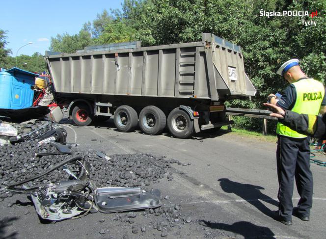 Tragiczny wypadek w Tychach. Ciężarówka z węglem przewróciła się na samochód osobowy. Jedna osoba nie żyje [ZDJĘCIA]