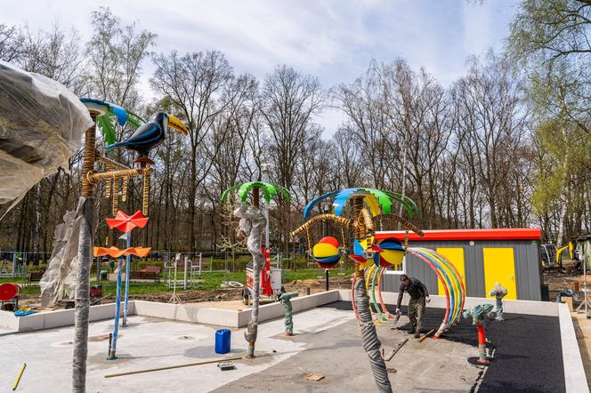 Pierwszy wodny plac zabaw w Zabrzu coraz bliżej. Montowane są już urządzenia 