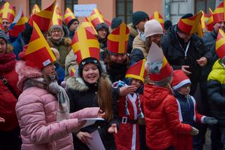 Setki Mikołajów w centrum miasta. Orszak św. Mikołaja w Lublinie