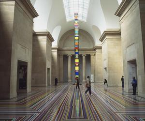 Wnętrze galerii Tate Britain w Londynie 