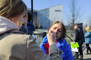 Protest pod siedzibą TZMO. Co dalej z Toruńskimi Zakładami Materiałów Opatrunkowych w Rosji?