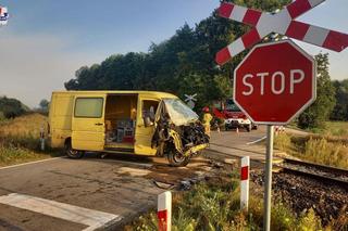 Bus zderzył się z pociągiem. Kuriozalne tłumaczenie kierowcy