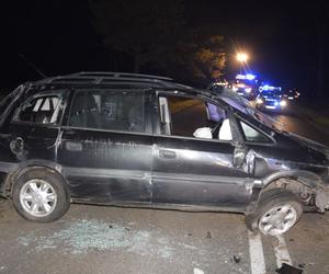 Kierowca wpadł pod samochód, którym jechał! Groźny wypadek pod Bełchatowem