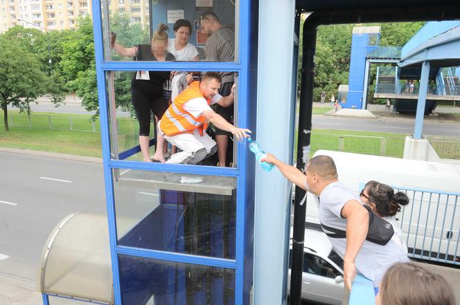 Winda grozy uwięziła ciężarną