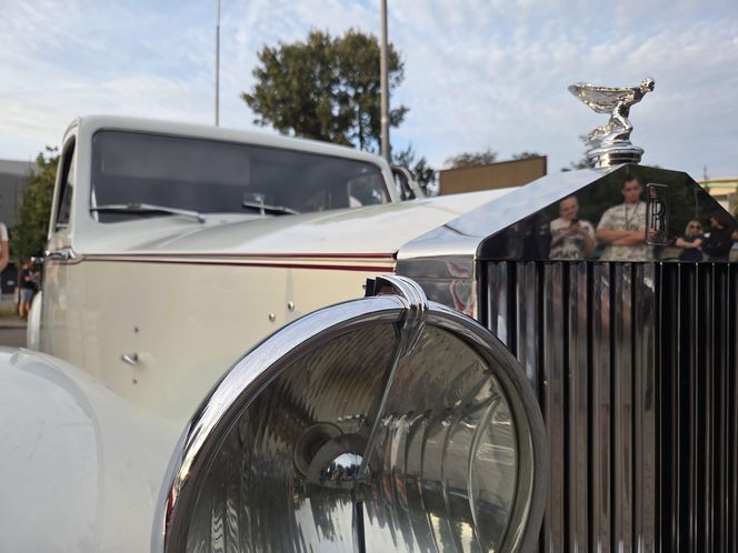 Klasyczna motoryzacja znów zachwyciła Bydgoszcz. „Bydgoskie Klasyki Nocą” przy Torbydzie