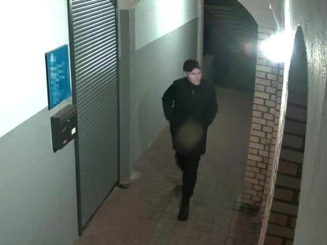 Uszkodził drzwi kościoła w Toruniu. Rozpoznajesz tego mężczyznę? Powiadom policję