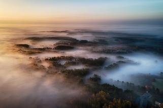 Wow! Ogromna mgła przykryła mazurskie miasteczko. Zobacz niesamowite fotografie