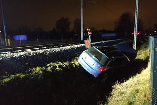 Pociąg zmiótł samochód z przejazdu kolejowego. Malutkie dziecko w szpitalu