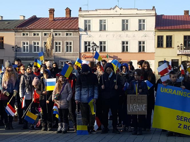 Młodzi ludzie - solidarni z walczącą Ukrainą 