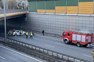 Gigantyczny korek na S8 w kierunku Poznania. BMW huknęło w barierki