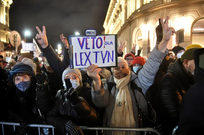 Lex TVN. Protesty w obronie mediów w całej Polsce. Największy w Warszawie