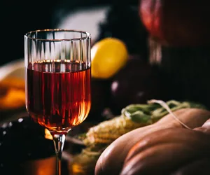 Jesienny likier dyniowy z dodatkiem przyprawy 5 smaków. Rozgrzewa lepiej niż herbatka i kocyk