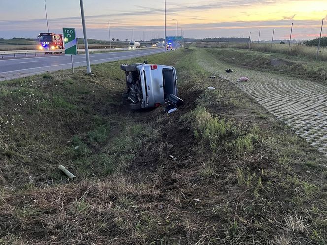 Poważny wypadek pod Łomżą. Bus wypadł z drogi. Wielu poszkodowanych
