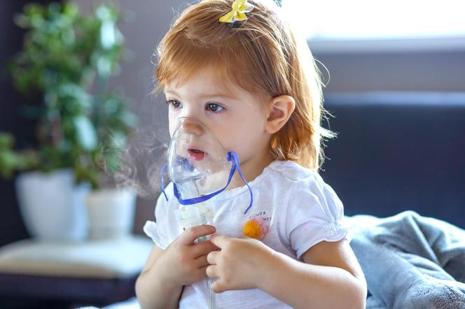 Inhalacje czy odciąganie? Rodzice dzielą się najlepszymi patentami na katar. Pediatra komentuje 