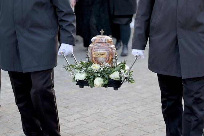 Dwa tygodnie po pogrzebie Jana Nowickiego, zrobili to na jego grobie