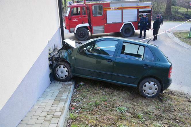 Tragiczny wypadek na Podkarpaciu. Samochód uderzył w budynek mieszkalny