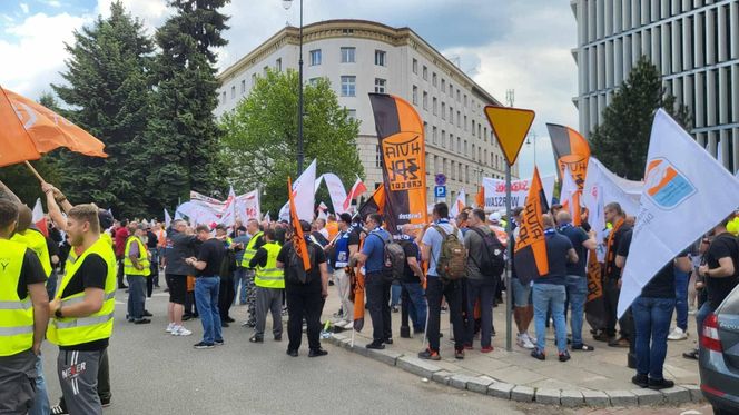 Protest hutników w Warszawie. Idą od Sejmu do Kancelarii Premiera