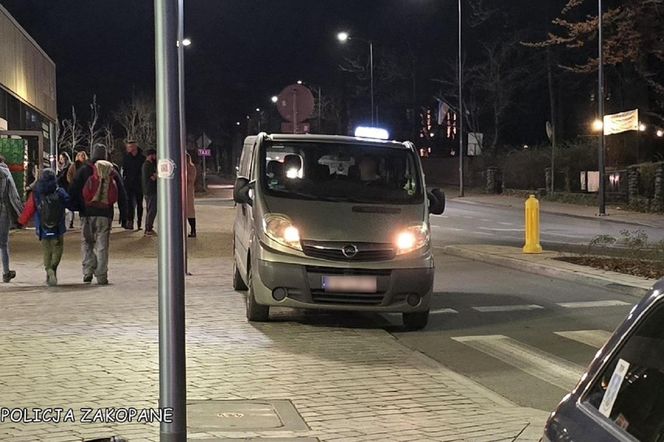 Bus taxi czekał na pasażerów w Zakopanem. Młody kierowca miał 3-krotny zakaz prowadzenia pojazdów