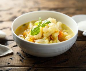 Kalafiorowa z parówkami – prosta, a zarazem sycąca! Spróbuj tej nietypowej wersji klasycznej zupy