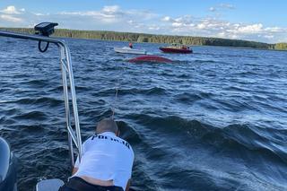 Akcja wodniaków z Bydgoszczy na rozlewisku w Pieczyskach. Żaglówka dryfowała do góry nogami