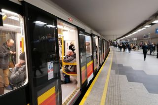Dlaczego metro w Warszawie nie kursuje? Awaria 16.06.2025 r. Stoimy w tunelu