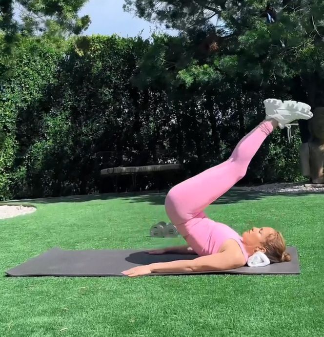 Oto sekret 56-letniej Jennifer Lopez. Ten zestaw ćwiczeń pozwala jej zachować sylwetkę bogini 