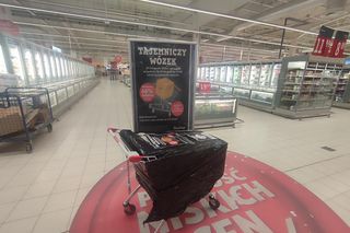   Tajemnicze wózki w całej Polsce. Popularna akcja wraca do Auchan na Black Friday