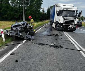 Osobówka zderzyła się z ciężarówką w Jurkowie. Droga krajowa nr 75 jest zablokowana!