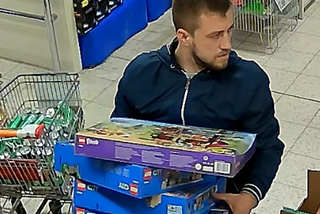 Poznań. Ukradł dziewięć zestawów klocków Lego! Policja szuka złodzieja!
