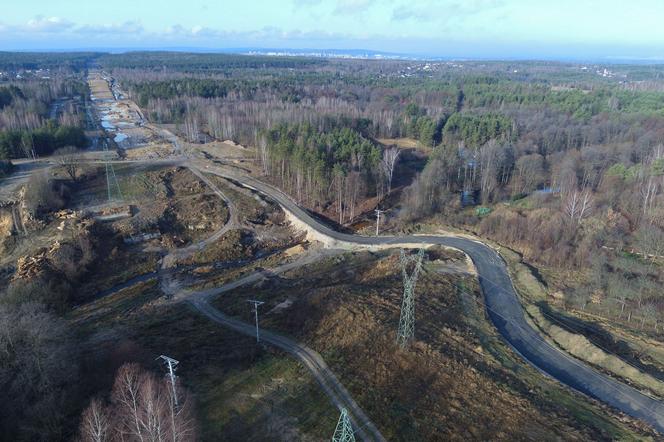 Pierwsze odcinki podbudowy bitumicznej i nawierzchni na obwodnicy Wąchocka