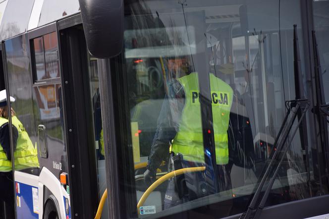 Policjanci kontrolują liczbę pasażerów w autobusach