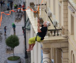   Urban Highline Festival 2023 w Lublinie. Slacklinerzy robią cuda na linach!