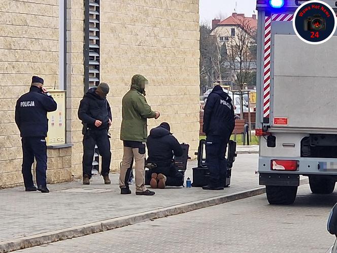 Akcja służb w Michałowicach. Podejrzana paczka między komisariatem a urzędem gminy