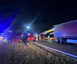 Śmiertelny wypadek na A1 pod Zgierzem. Zderzyły się trzy pojazdy, w tym dwa tiry [ZDJĘCIA].